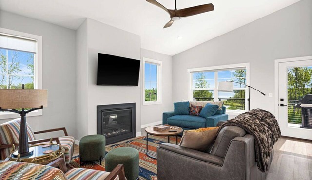 RiverWest Hunters Lookout - Riverfront - Dog Friendly - Upper level