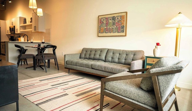 Roami at Century Plaza | 4BR Combo | sleeps 10