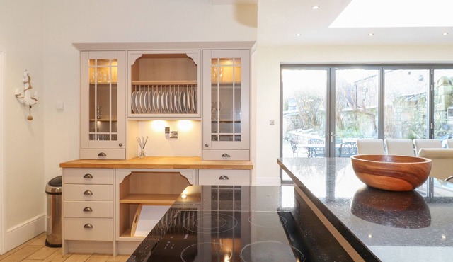 ROCK COTTAGE, pet friendly, luxury holiday cottage in Bamburgh
