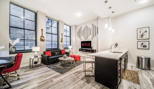Rock & Roll Flat w/Indoor Pool+Sauna+Gym Downtown
