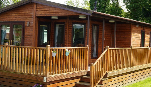 ROE DEER LODGE, pet friendly, with a garden in Whithorn