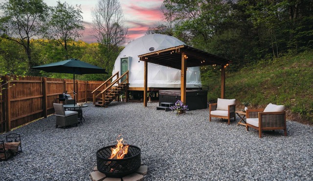 Romantic Couples Luxury Dome- Hot Tub/Heated Floors
