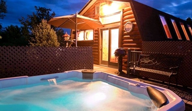 Romantic Forest Cabin with Amazing Private Deck and Spa in Ohio