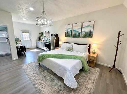 Romantic King Bed, Heart Shaped Hot Tub, Fire Pit