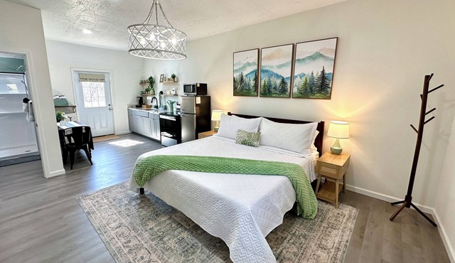 Romantic King Bed, Heart Shaped Hot Tub, Fire Pit