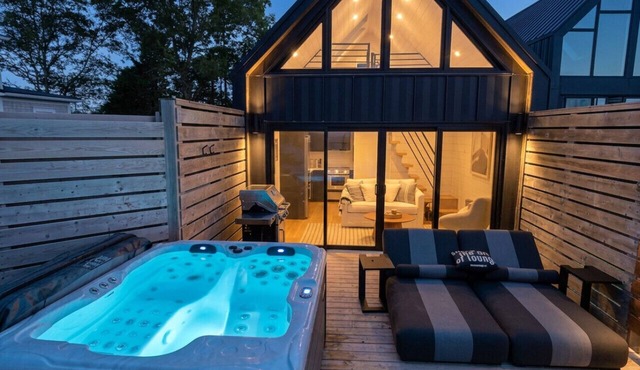 Romantic Oceanfront Retreat - Hot tub