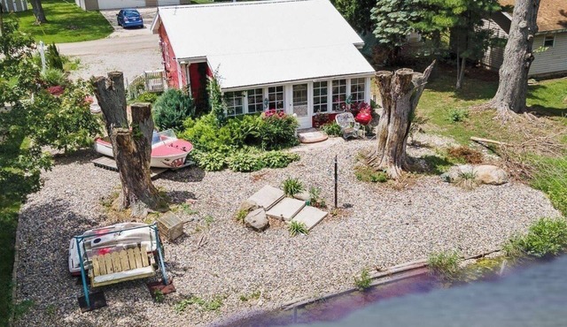 Romantic vintage. 2-bedroom cottage with WiFi, AC in tranquil Wolcottville