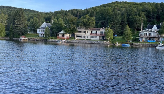 Romantic waterfront chalet with jacquizzi tub.