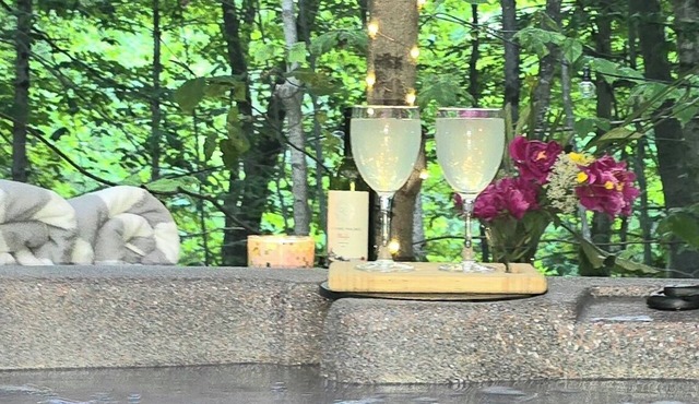 Romantic weekend getaway for two! featuring a fireplace and hot tub,