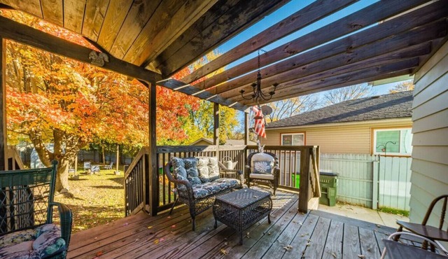 Romantic West Side Cottage, Barberton / Akron