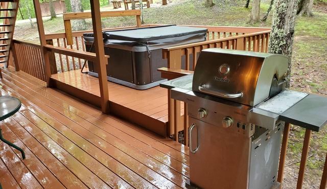 Ron's Big House is a beautiful 4-bedroom cabin in Cliffview Resort with Wi-FI.