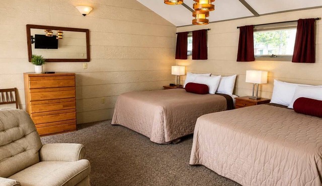 Room 12-2 Queen Suite-Woodland Motor Lodge