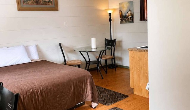Room 15-1 Queen Suite-Woodland Motor Lodge