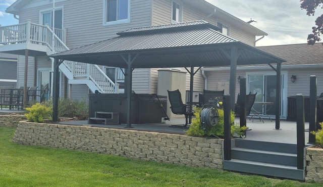 Roomy 4 bedroom 2 bath home on the riverwith a hot tub. Peacefully beautiful.