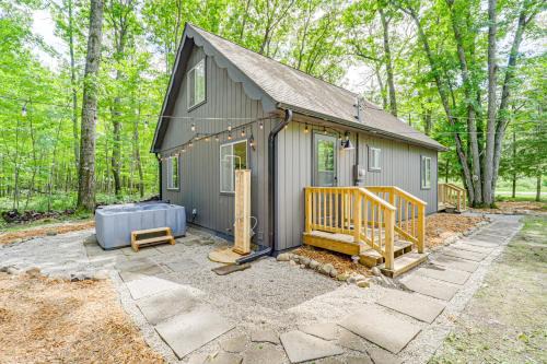 Roscommon Chalet w/Hot Tub Near Higgins Lake!