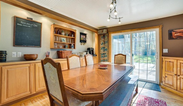 Roscommon Vacation Rental about 1 Mi to Higgins Lake!
