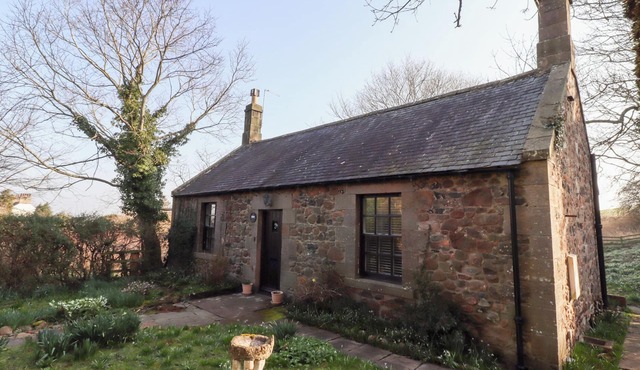 ROSE COTTAGE, pet friendly, with pool in Wooler