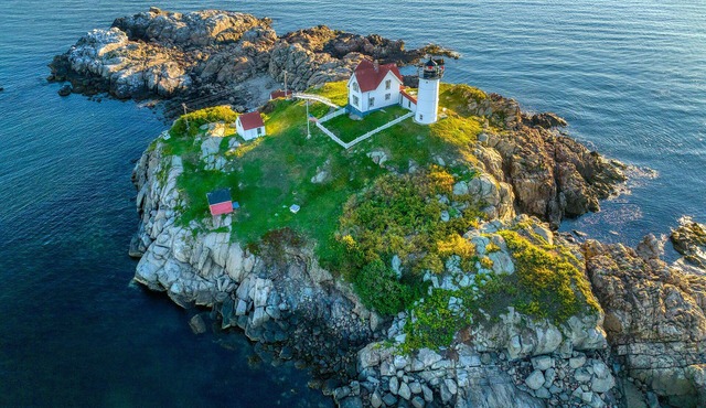 ROSE STAR COTTAGE at NUBBLE LIGHT