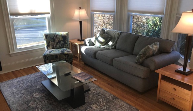 Rosemont 1st Fl: 2BR: Sunny Spacious Convenient