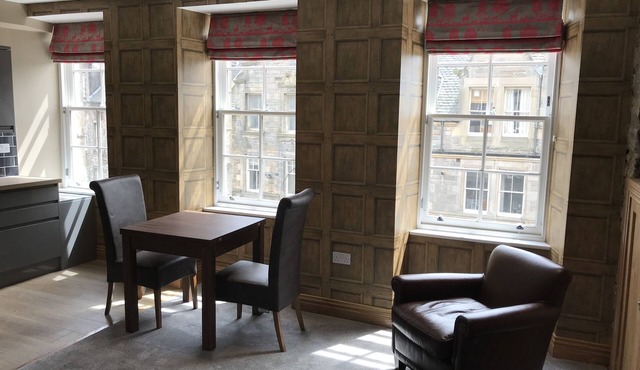 Royal Mile Old Town 2 bedroom 2 bathroom by Castle