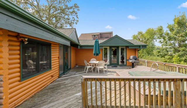 Rustic 2BR Cabin with Deck Overlooking Golf Course