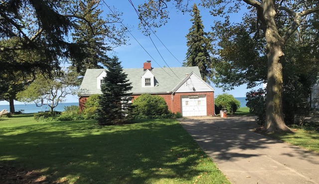 Rustic, Cozy 3-bedroom Cottage Directly on Lake Erie with WiFi,