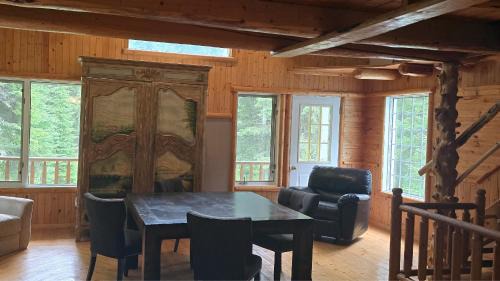 Rustic Executive Cabin at Beaverfoot