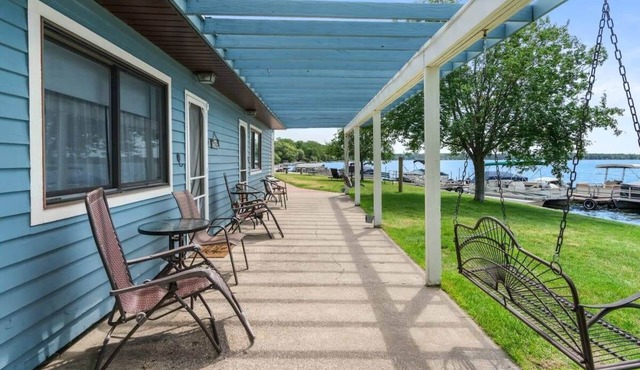 Rustic lakefront- 2 separate rooms with stunning views