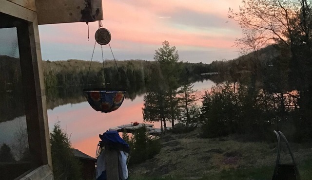 Rustic Waterfront Cottage -3 Bedroom,Sunset Views,Screened in Porch,Firepit,BBQ in Kinmount
