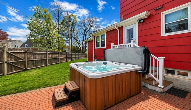 Salem/Boston Charming Family friendly home with private hot tub!