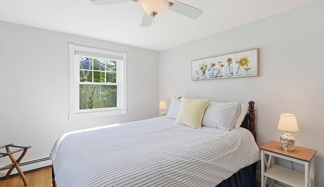 Salt Air Cottage Minutes to Menauhant Beach - Dog Friendly