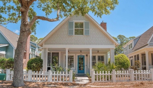 Salt Box Lane Retreat | Private Beach | Golf Cart/Bikes Provided