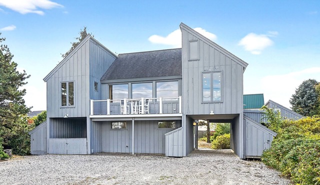 Salty Dolphin by Bayley Vacation Rentals