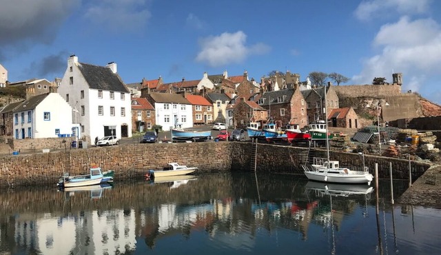 Sandcastle Cottage, Crail with large garden on Fife Coastal Path by Roome Bay