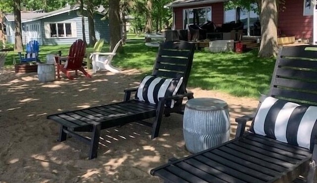 Sandy beach, pontoon INCLUDED w/summer rates! Magnolia inspired renovated home.