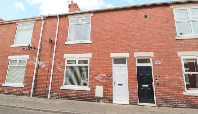 SANDY TOES COTTAGE, pet friendly in Newbiggin-By-The-Sea