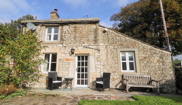 SANDYWOOD, pet friendly, character holiday cottage in Burnsall