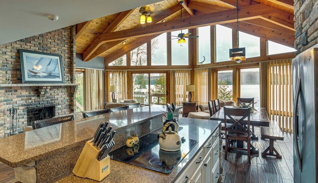 Sauna & Pool Table: Family Home on Lake Chicagon