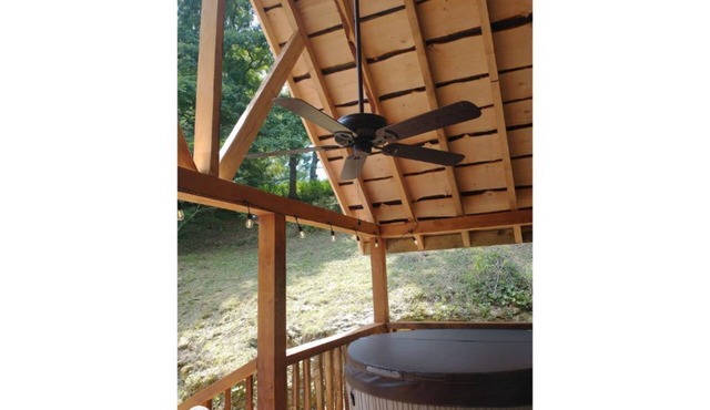 Sawmill Retreat located near Summersville Lake/Gauley River with hot tub