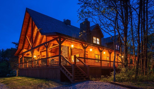 Scenic Ridge Lodge - Sleeps up to 16 - w/Hot Tub