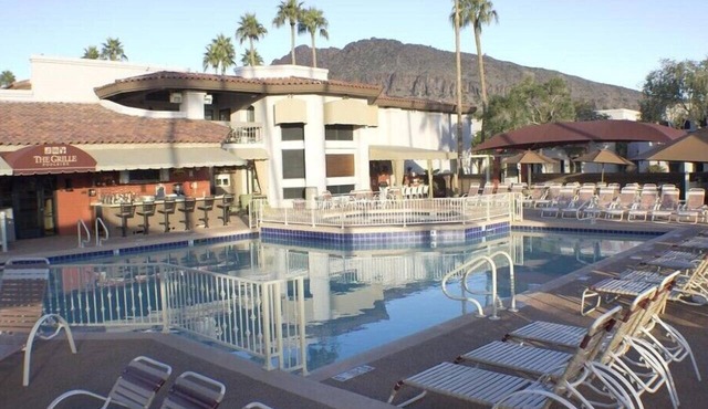 Scottsdale Spacious 2BR Condo with Garden