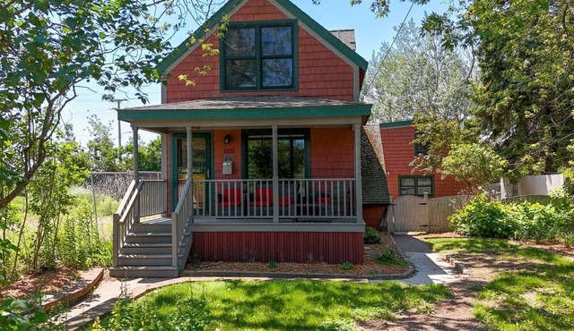 Sea Glass Cottage Near Beach Access | Pet Friendly