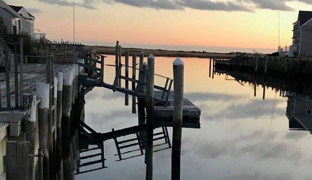 "Sea Gypsy" Waterfront newly renovated, beautiful views, dock, beach!