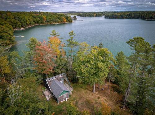 Sea Heather Cottage: Sunny Waterfront Escape for N