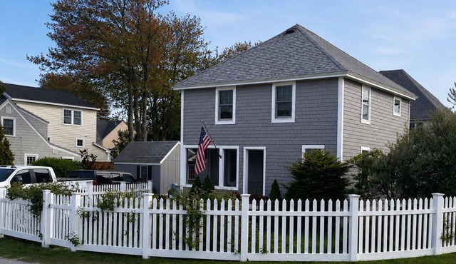 Sea Rose Cottage- 4-bedroom cottage with Bunkhouse, Walk to Pine Point Beach