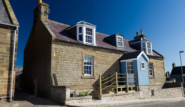 Sea Views, Sauna, Jacuzzi Bath, Decking, BBQ, Summer House, Perfect!