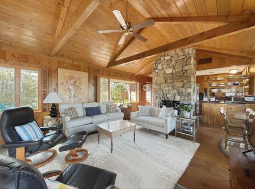 Seacoast Sanctuary Warm and inviting cottage with uninterrupted oceanfront 1914