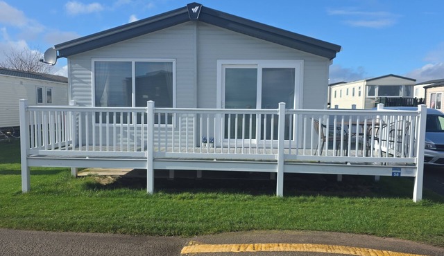 Seaside holiday lodge on family friendly site with lots of amenities. Gre6 vie