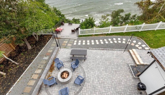 Seaview Summit House, 5 BR steps from beach!
