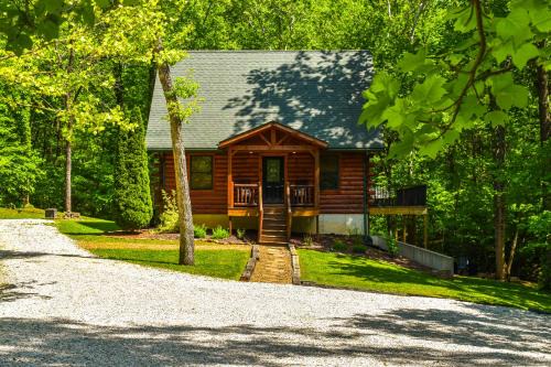 Secluded Cabin That Sleeps 12 with Loft Bunkhouse and Game Room including 86 inch TV